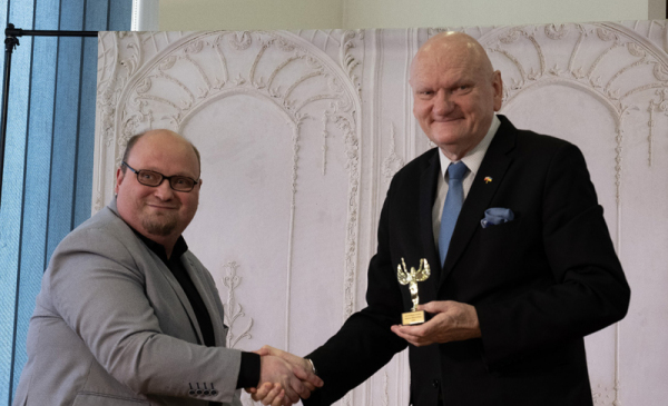 Na zdjęciu: prezydent Michał Zaleski odbiera z rąk Roberta Olkowskiego niewielką złotą statuetkę