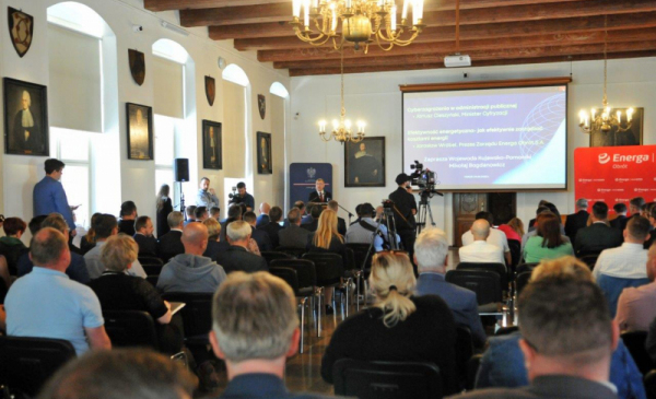 Na zdjeciu: uczestnicy konferencji o cyberbezpieczeństwie siedzą w sali mieszczańskiej Ratusza Staromiejskiego
