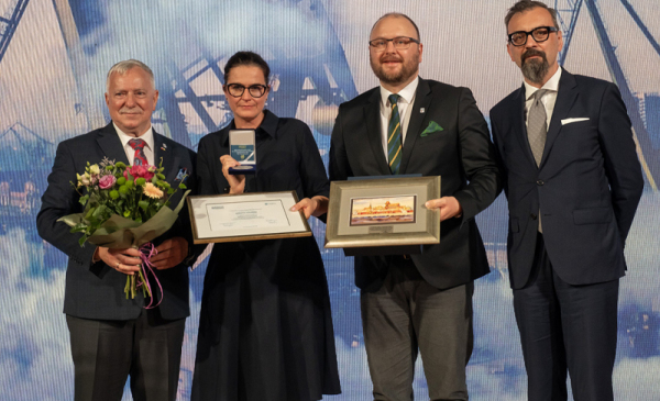 Na zdjęciu: prezydent Gdańska Aleksandra Dulkiewicz z przedstawicielami samorżadu toruńskiego: Zbigniewem Fiderewiczem, Marcinem Czyżniewskim i Pawłem Gulewskim