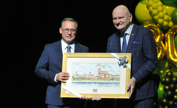 Na zdjęciu: prezydent Michał Zaleski i Ireneusz STachowiak z grafiką przedtsawiającą panoramę Torunia podczas 30-lecia WFOŚiGW w Toruniu
