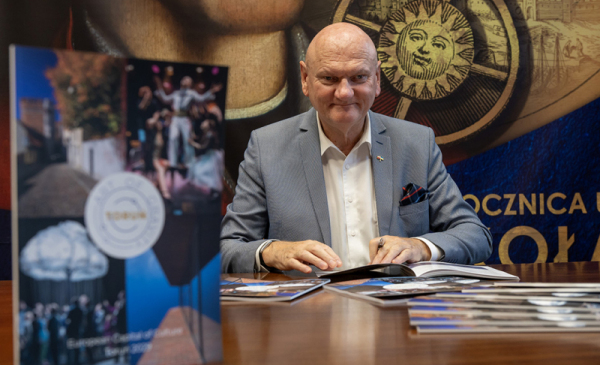 Na zdjęciu: prezydent Michał Zaleski podpisuje aplikację konkursową o tytuł Europejskiej Stolicy Kultury 2029