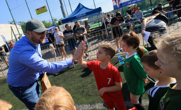 Prezydent Paweł Gulewski przybija piątkę młodym piłkarzom