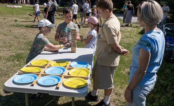 Dzieci z Ukrainy podczas pikniku na toruńskiej Barbarce, fot. Wojtek Szabelski