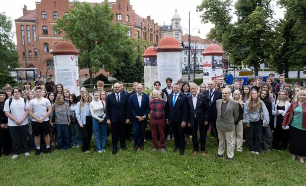 Grupowe zdjęcie uczestników na placu 4 czerwca w Toruniu, fot. Wojtek Szabelski