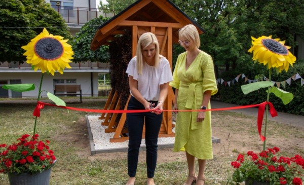 Dagmara Zielińska i Aleksandra Wachowiak-Kaźmierczak przecinają wstęgę minitężni