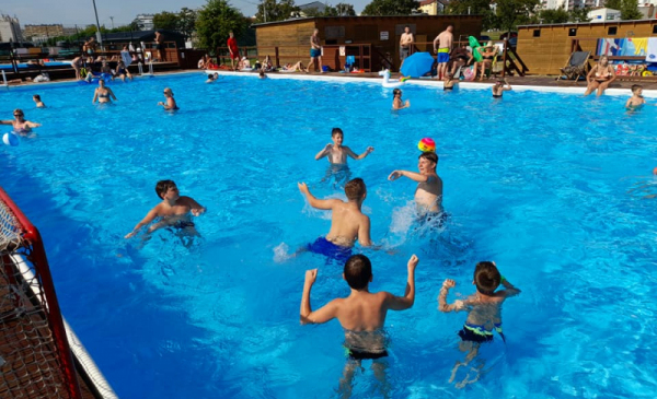 Na zdjęciu: dzieci bawią się w basenie zewnętrznym