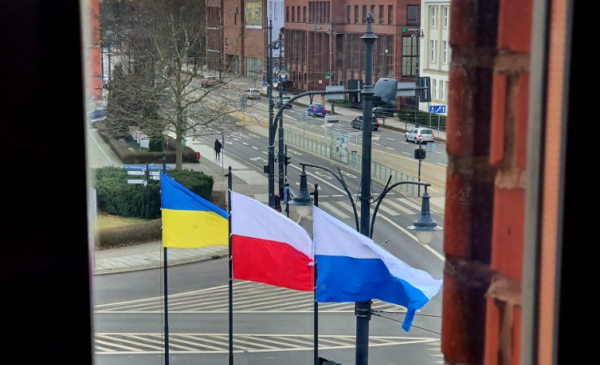 Na zdjęciu: flagi: polska, ukraińska i toruńska powiewające przed budynkiem urzędu miasta
