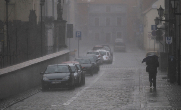 Na zdjęciu starówka toruńska w strugach deszczu