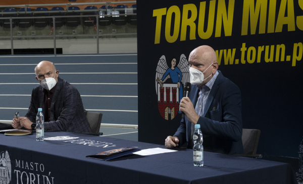 Prezydent Michał Zaleski i Krzysztof Wolsztyński, dyrektor generalny Halowych Mistrzostw Świata w Lekkiej Atletyce podczas konferencji prasowej podsumowującej wydarzenie