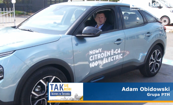 Na zdjęciu, Adam Obidowski z Grupy PTH siedzi w srebnym samochodzie