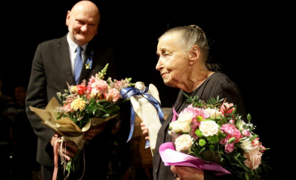 Na zdjęciu: aktorka Irena Jun z kwiatami, obok stoi prezydent Michał Zaleski także z bukietem