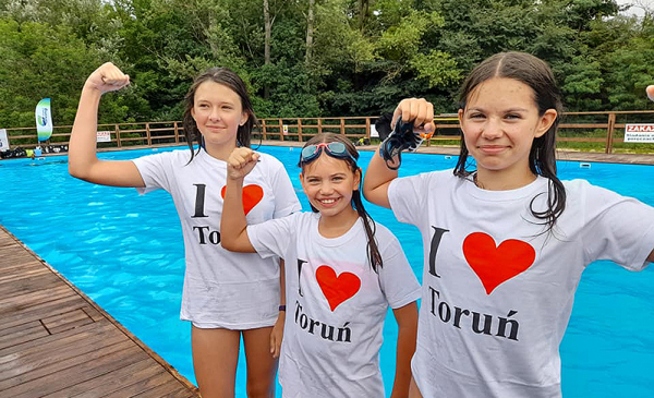 dziewczynki w koszulkach z napisem "I love Toruń"