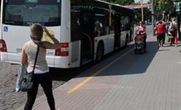 Na zdjęciu: ludzie wsiadający do autobusu