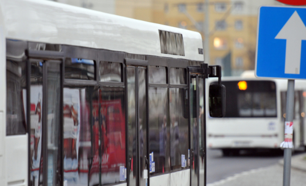 Na zdjęciu widac fragment białego autobusu miejskiego