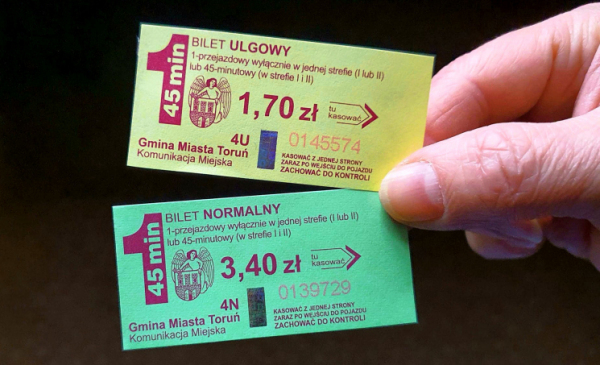 Na zdjęciu: bilet normalny i ulgowy na przejazdy MZK