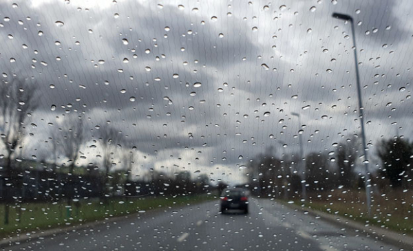 Na zdjęciu: zachmurzone niebo i mokra jezdnia
