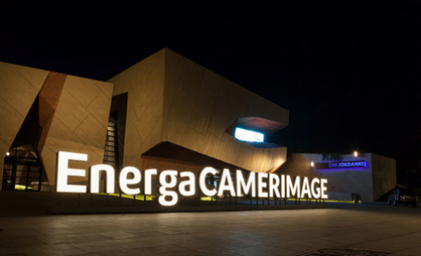 Na zdjęciu: logo festiwalu Camerimge na wizualizacji przestrzennej przed CKK Jordanki