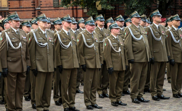 Na zdjęciu: żołnierze salutują