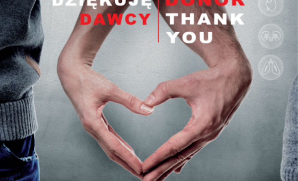 Zdjęcie przedstawia dwie dłonie, które układają się w serce i biało-czerwony napis "Dziękuję dawcy" w języku polskim i angielskim 