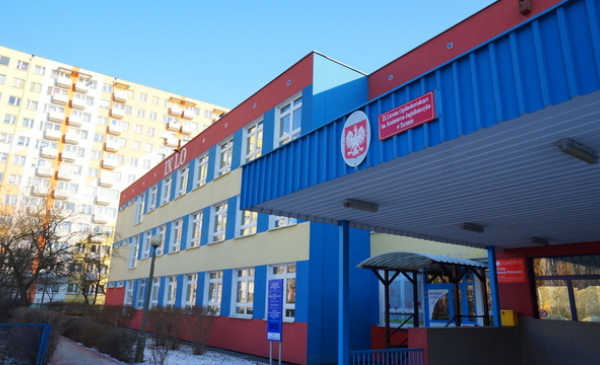 Na zdjęciu budynek IX Liceum Ogólnokształcącego od frontu