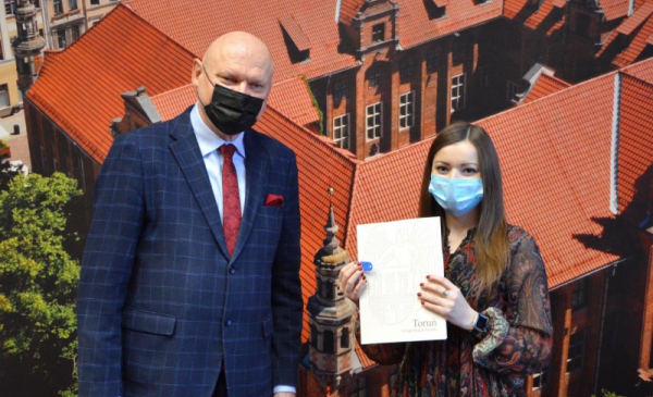 Na zdjęciu: prezydent Michał Zaleski i absolwentka, której wręczył właśnie umowę najmu