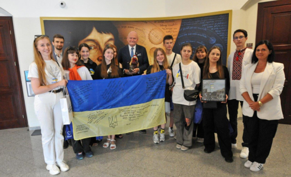 Wspólne pamiątkowe zdjęcie prezydenta Torunia z ukraińską młodzieżą