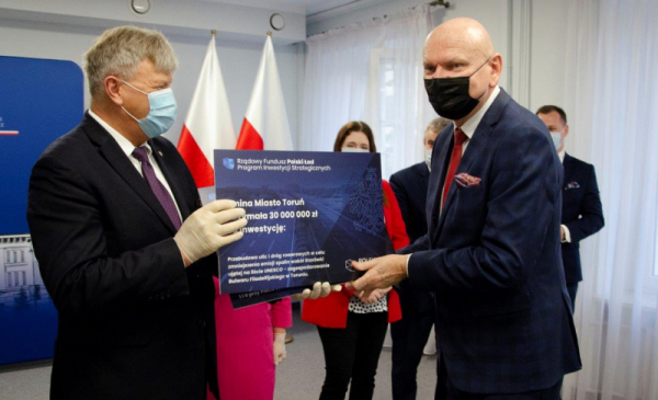 Na zdjęciu: prezydent Michał Zaleski odbiera symboliczny czek na dotację w ramach Polskiego Ładu z rąk wicewojewody Józefa Ramlaua
