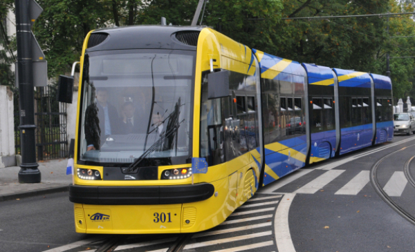 Na zdjęciu widać tramwaj w kolorze żółtym