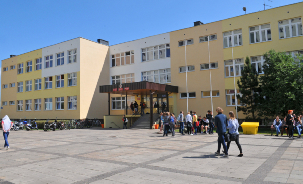 Na zdjęciu: budynek szkoły i uczniowie do niej zmierzający