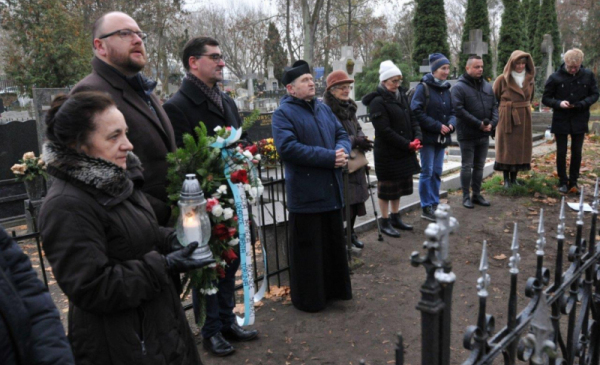 Przedstawiciele toruńskiego samorządu złożyli kwiaty na grobie ojca Władysława Wołoszyna