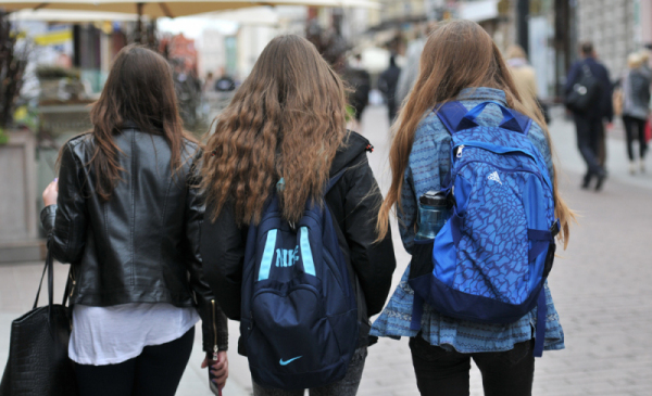 Na zdjęciu: trzy uczennice z plecakami