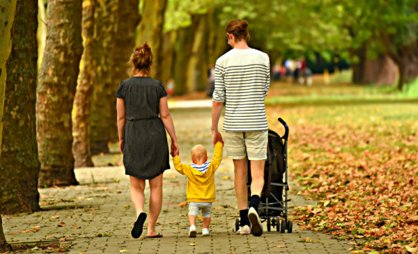 Na zdjęciu: rodzina z dzieckiem na spacerze
