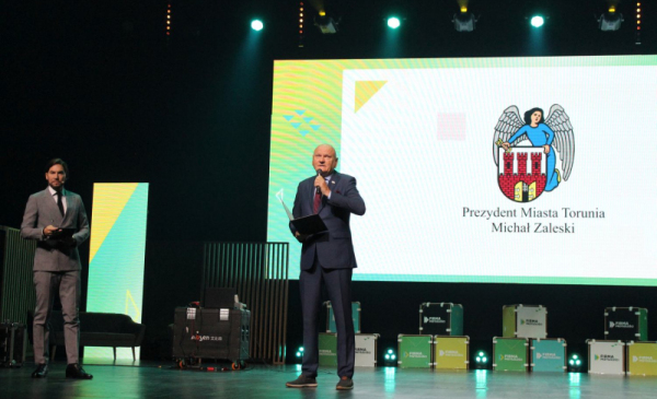Zdjęcie przedstawia prezydenta Torunia Michała Zaleskiego inaugurującego konferencję Firma Przyszłości