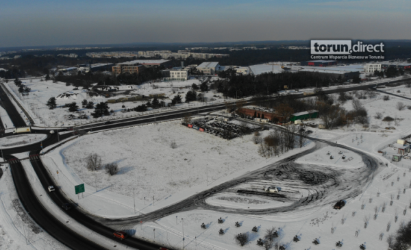 Na zdjeciu: widok z lotu ptaka na teren na sprzedaż, pokryty śniegiem