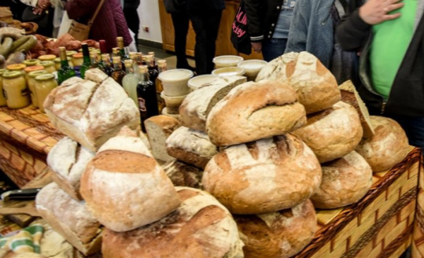 Na zdjęciu: bochenki chleba i naturalne produkty spożywcze