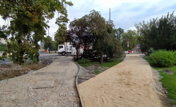 Na zdjęciu podłoże do nowego chodnika i ścieżki rowerowej  wzdłuż al. św. Jana Pawła II 