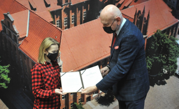Na zdjęciu: prezydent Michał Zaleski wręcza Ekaterinie Kurakovej decyzję o przyznaniu stypendium olimpijskiego