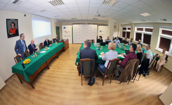 Na zdjęciu: uczestnicy spotkania dziekanów wydziałów biologicznych uczelni zrzeszonych w YUFE, przemawia prezydent Michał Zaleski