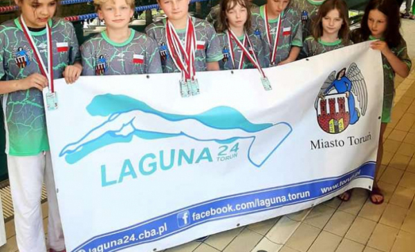 Na zdjęciu: młodzi zawodnicy klubu laguna z klubową flagą