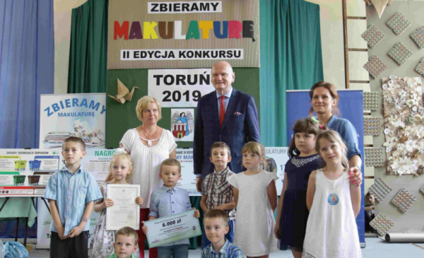 Na zdjęciu: prezydent Michał Zaleski i laureaci konkursu "Zbieramy makulaturę" z 2019 roku