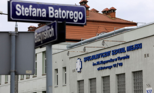 Na zdjęciu: tabliczka z nazwą ulicy - Stefana Batorego, za nią widać Specjalistyczny Szpital Miejski