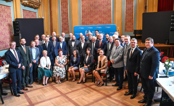 Na zdjęciu: przedstawiciele 36 samorządów po powołaniu Stowarzyszenia MOF Toruń