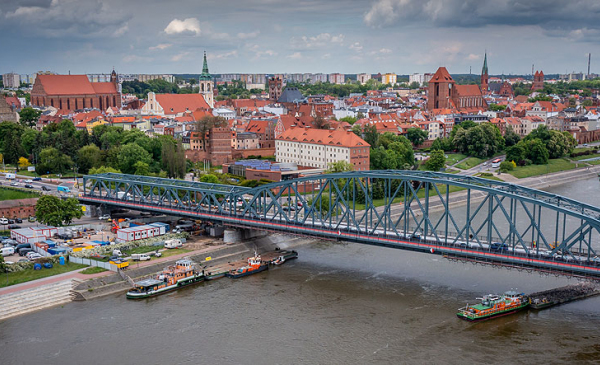 Most Piłsudskiego w rozbudowie - widok z drona, w tle starówka, fot. Błażej Antonowicz