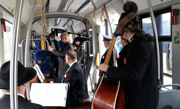 W tramwaju są muzycy, którzy grają koncert