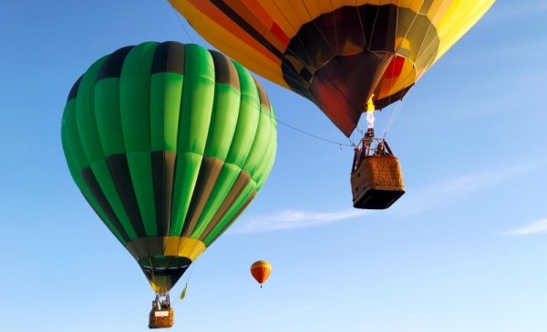 Na zdjęciu balony gazowe unoszące się w powietrzu