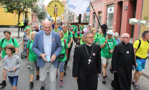 Na zdjęciu prezydent Torunia Michał Zaleski oraz pielgrzymi idą ulicami Torunia