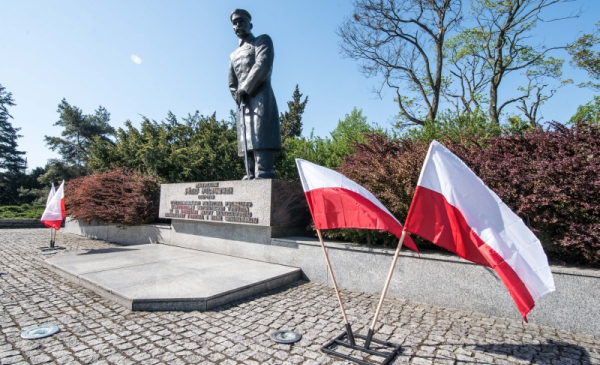 Na zdjęciu pomnik Józefa Piłsudskiego w Toruniu, obok flagi Polski