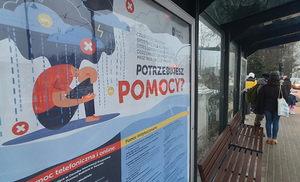 Plakat z informacją o punktach pomocy w Toruniu na przystanku MZK