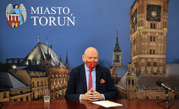 Na zdjęciu prezydent Michał Zaleski z czerwoną maseczką podczas konferencji