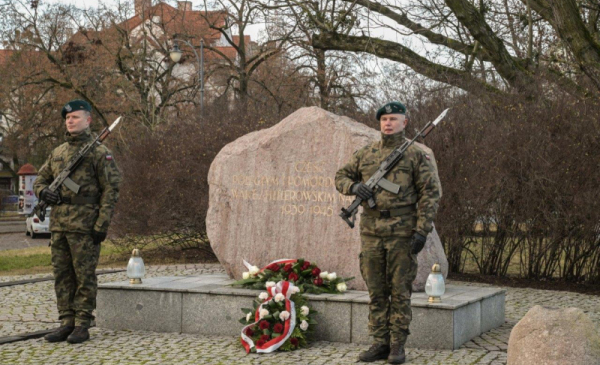 Na zdjęciu warta honorowa przy obelisku Ku czci poległych i pomordowanych przez hitlerowskiego najeźdźcę w latach 1939-1945 